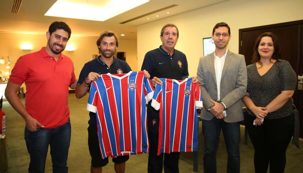 Diretor do Bahia visita delegação portuguesa e presenteia com uniformes do clube
