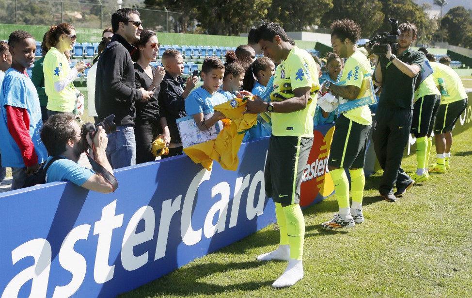 Grupo A: Daniel Alves e Fernandinho atendem torcedores no hotel