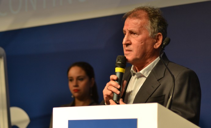 ‘Temos o ano todo para protestar’, diz Zico sobre a Copa