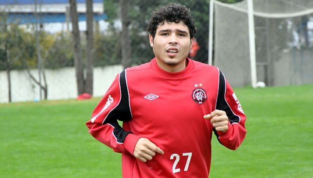 Chapecoense contrata Zezinho e Richely e sonda Cristian Chavez, do Lanús-ARG