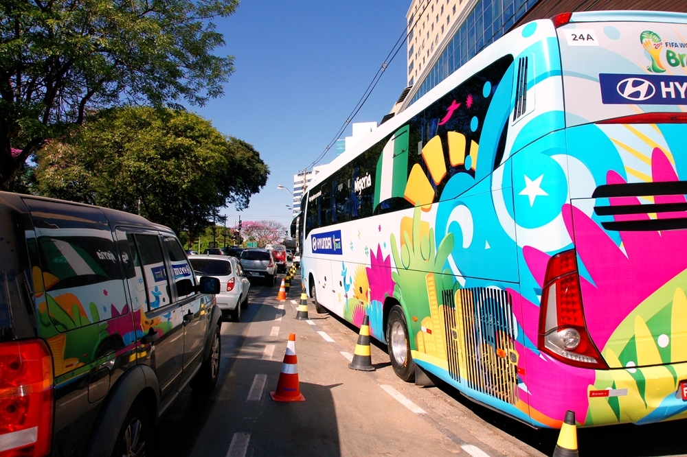 Grupo F: Na falta dos jogadores, torcedores “tietam” ônibus