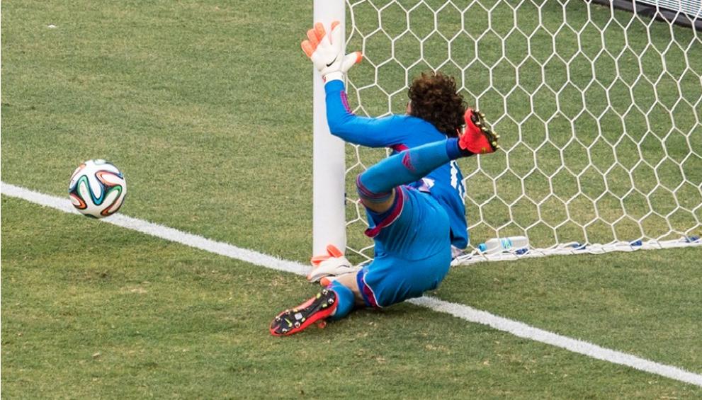 Grupo A: Ochoa decide jogo e é elogiado por jogadores brasileiros