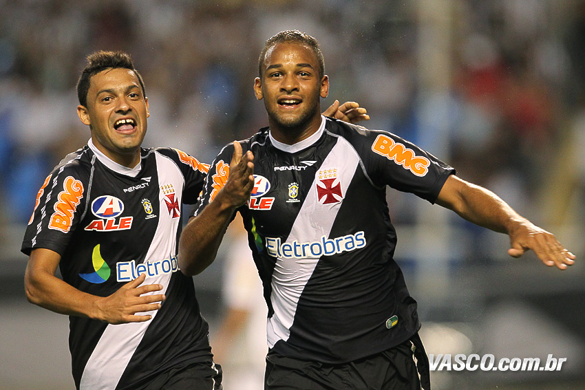 Atrás de títulos, Fellipe Bastos é apresentado no Grêmio