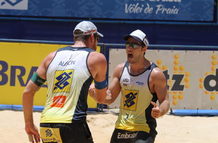 Alison/Bruno Schmidt avança no vôlei de praia em Berlim