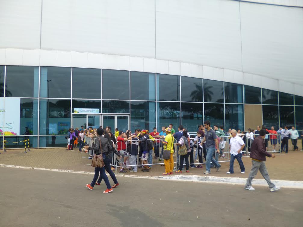 Copa 2014: Torcedores ainda na fila para retirada de ingressos em Brasília