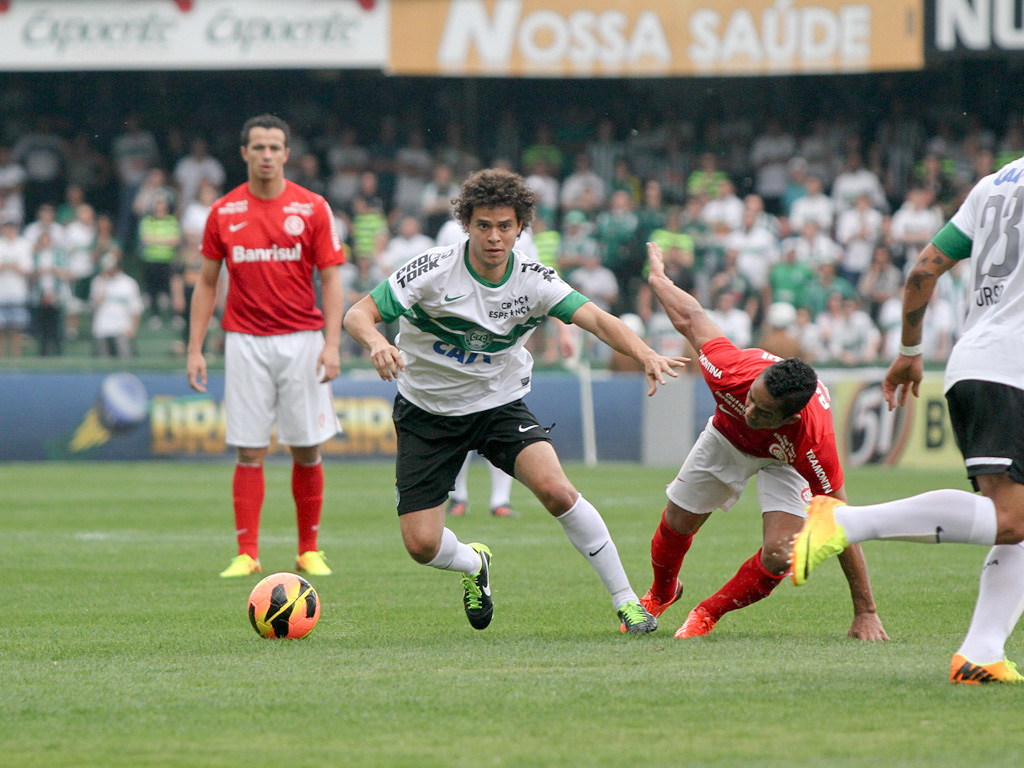 Santos contrata Victor Ferraz