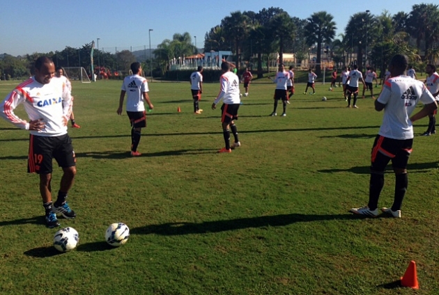 Hernane e Alecsandro fazem treino especial no Fla