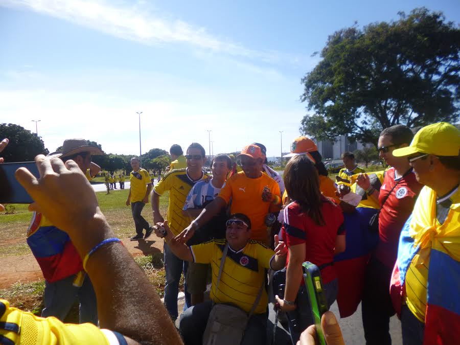 Grupo C: Torcedores argentinos e grupo religioso aparecem no Mané Garrincha