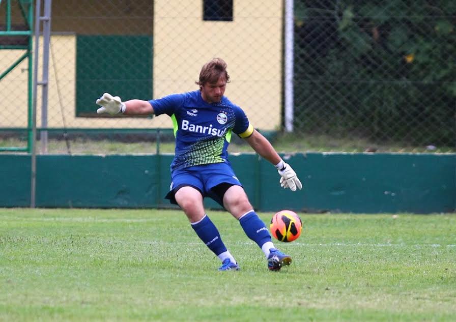 Ele fica! Goleiro Tiago renova contrato com o Grêmio