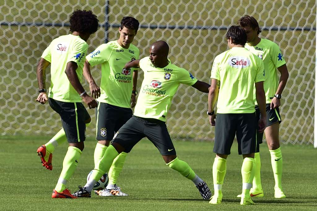 Grupo A: Sem nove titulares, seleção treina com Hulk