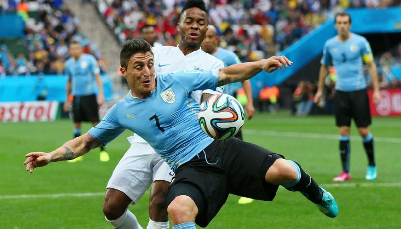 Treinador do Uruguai resolve escalar os melhores e dá certo