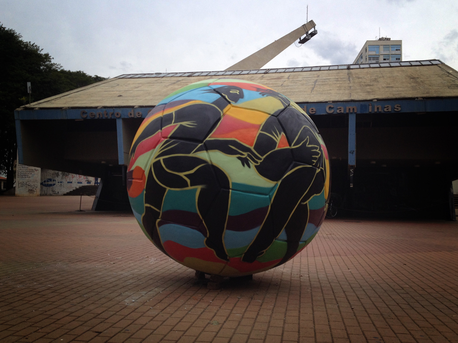Exposição de bolas e chuteiras gigantes chamam a atenção em Campinas