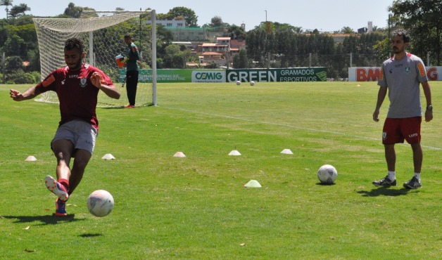 Portuguesa contrata atacante Weverton
