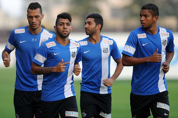 Jovens do Santos treinam forte para manter titularidade