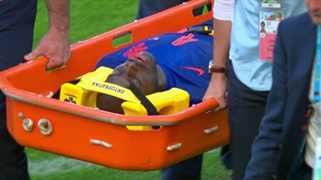 Grupo B: Zagueiro holandês volta aos treinos dois dias após susto