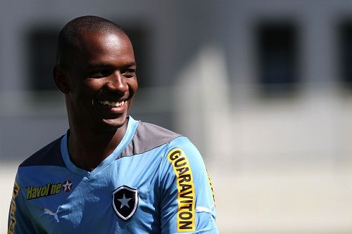 Hyuri, ex-Botafogo, enfrenta Ronaldinho Gaúcho em amistoso na China