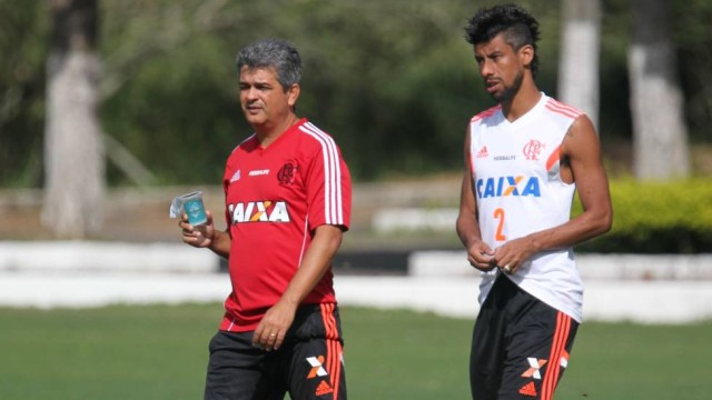 Ney Franco testa esquema com três zagueiros no Fla