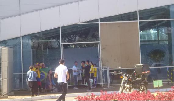 Torcedores sonham com ingresso para Brasil x Camarões