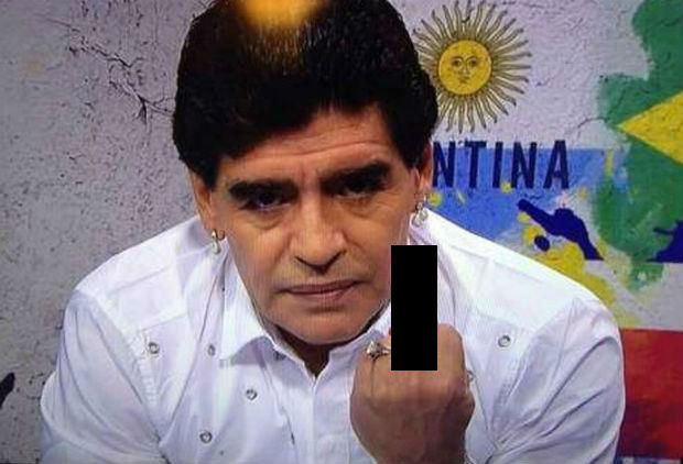 Maradona responde a cartola com gesto obsceno na TV