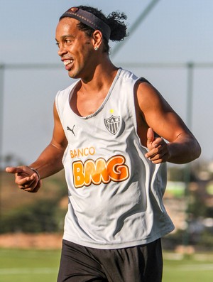 Ronaldinho marca e Atlético vence amistoso na China