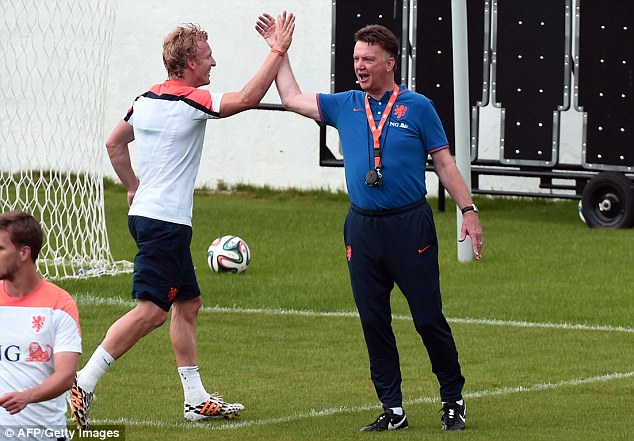 Grupo B: Treino indica Kuyt na vaga do suspenso Van Persie