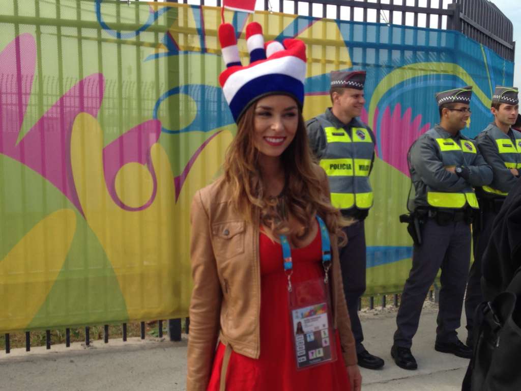 Jornalista chilena faz mais sucesso que partida na Arena Corinthians