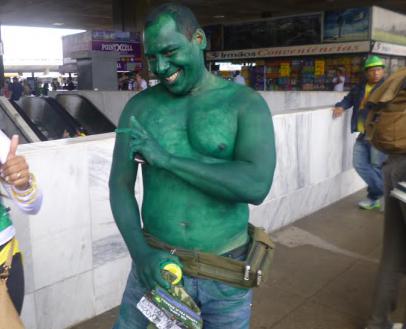 Copa 2014: Na entrada do Mané Garrincha torcedor se pinta de Hulk