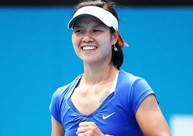 Tenis: Na Li sofre, mas bate polonesa na estreia em Wimbledon