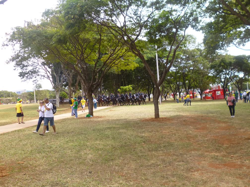 Copa 2014: Manifestantes se mobilizam na rodoviária de Brasília