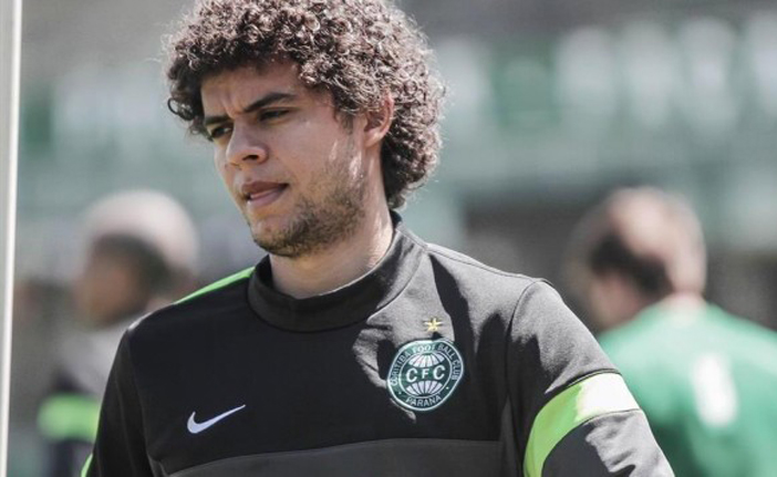 Victor Ferraz assina com Santos até dezembro de 2015