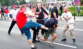 Polícia precisa conter torcida inglesa no Mineirão
