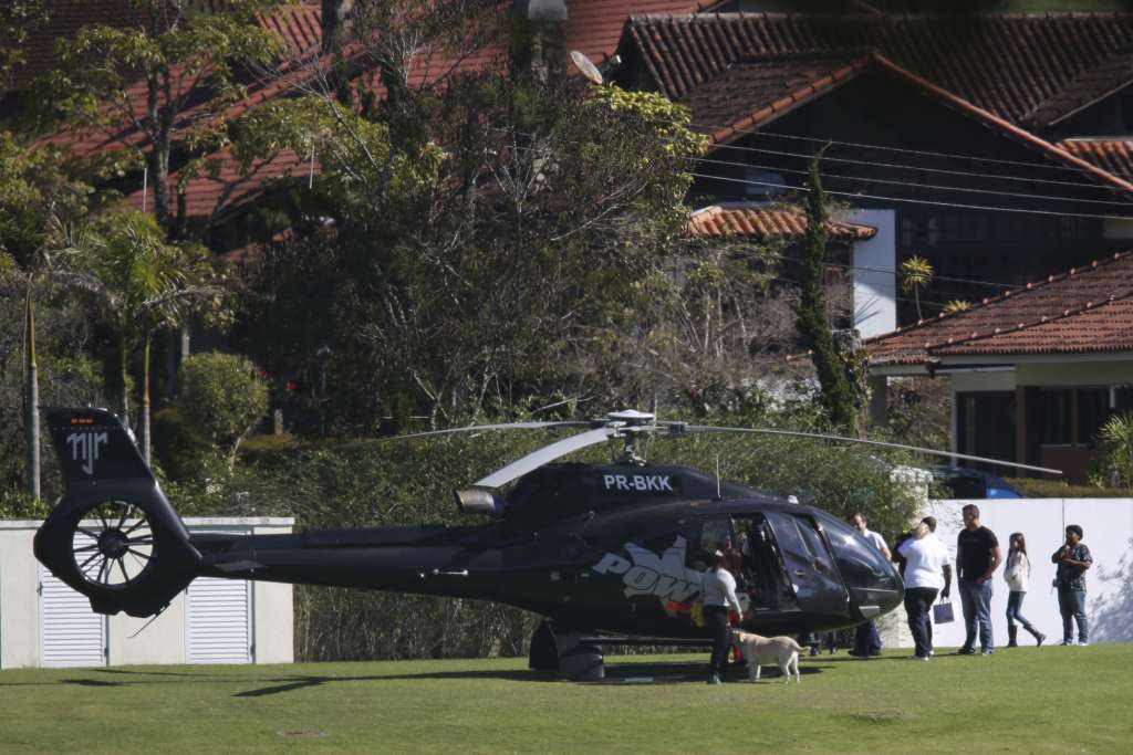 Neymar recebe visita do filho e amigos em dia de folga