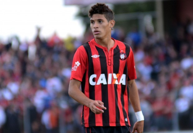 Série B: Náutico apresenta atacante Crislan, do Atlético-PR