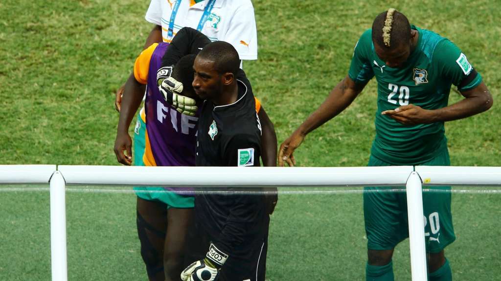 Jogadores marfinenses exibem abatimento após derrota