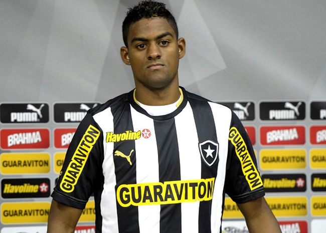 Dankler usa recesso para lutar pela vaga no Botafogo