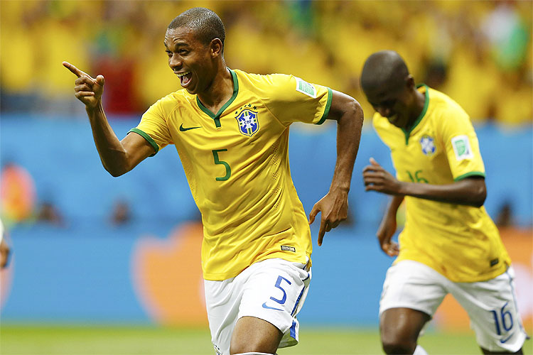 Fernandinho inicia coletivo entre titulares da seleção