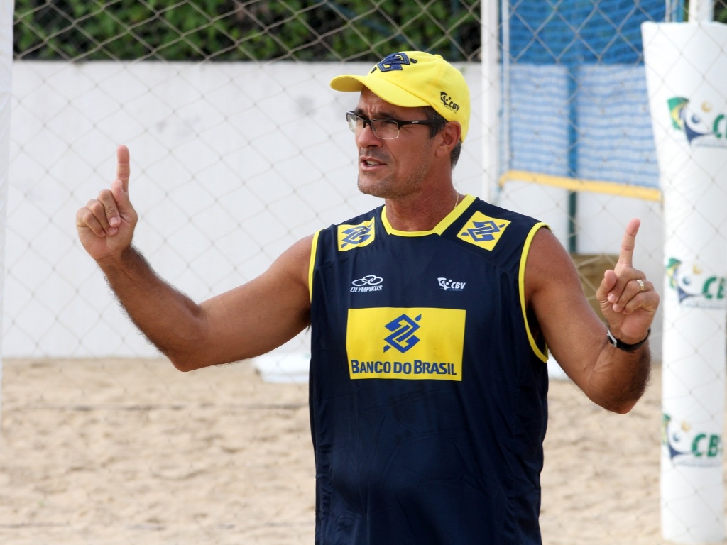 CBV dispensa técnicos da seleção de vôlei de praia
