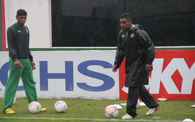 Depois de muita procura, Chapecoense mantém Celso Rodrigues