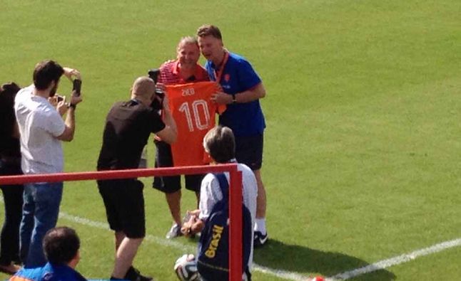 Grupo B: Zico vai ao treino da Holanda e recebe homenagem