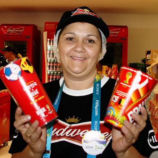 À la figurinhas, comércio de copos agita partidas da Copa do Mundo no Brasil