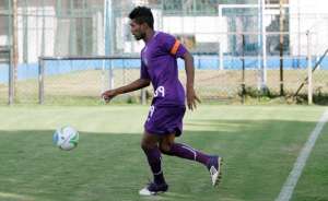 Lateral treina forte em busca da titularidade no Guarani