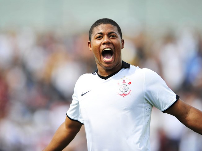 Criciúma contrata atacante Douglas Tanque