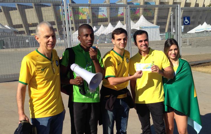 Como em conto de fadas, torcedor perde ingresso, mas encontra seus heróis