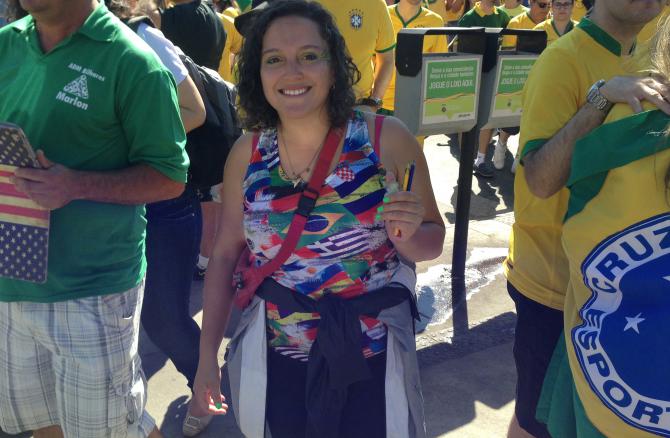 Colombiana pinta os rostos dos torcedores e sonha com um jogo na Copa do Mundo