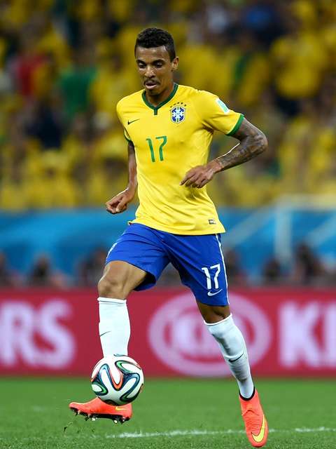 Luiz Gustavo recebe amarelo e fica fora das quartas