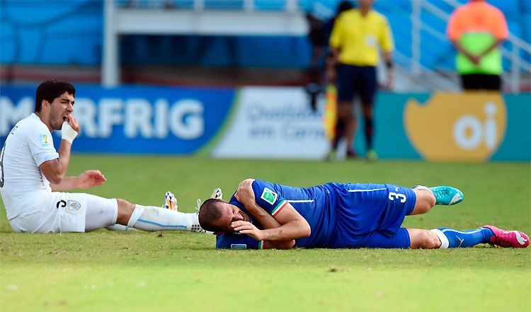 Copa 2014: Público usa máscara de Suárez contra Fifa no Maracanã