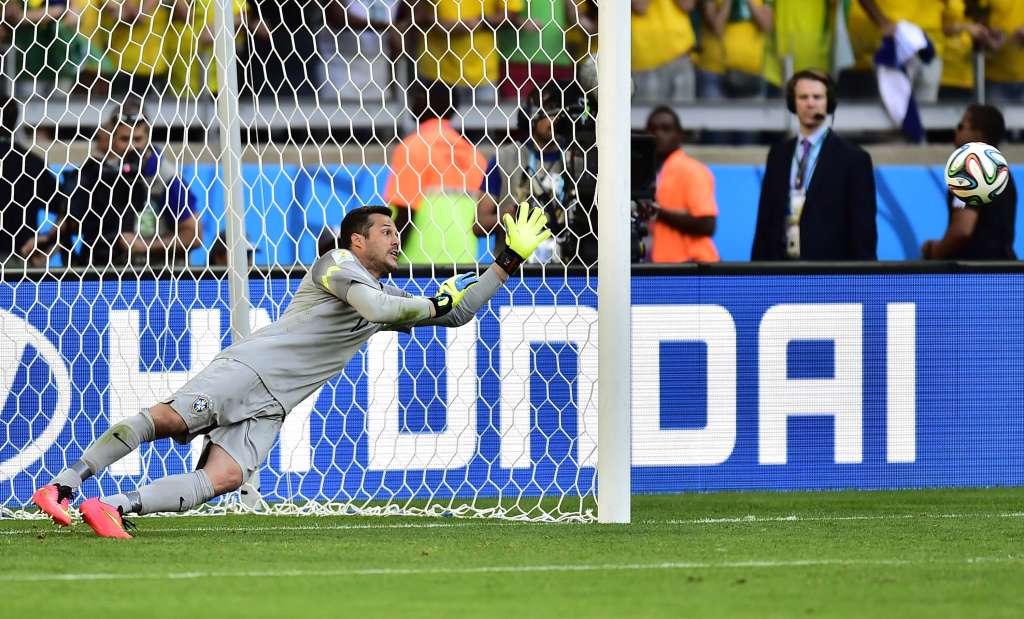 Copa 2014: Torcida sofre, tenta variar coro e consagra Julio Cesar