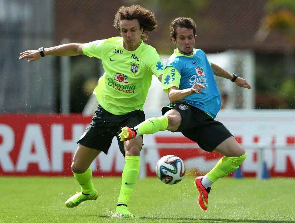 Copa 2014: Com Luiz Gustavo suspenso, Paulinho espera ser titular