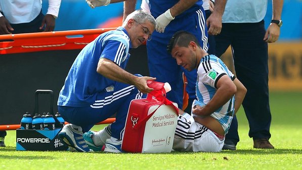 Fora das oitavas, Agüero faz treino leve e exibe melhora
