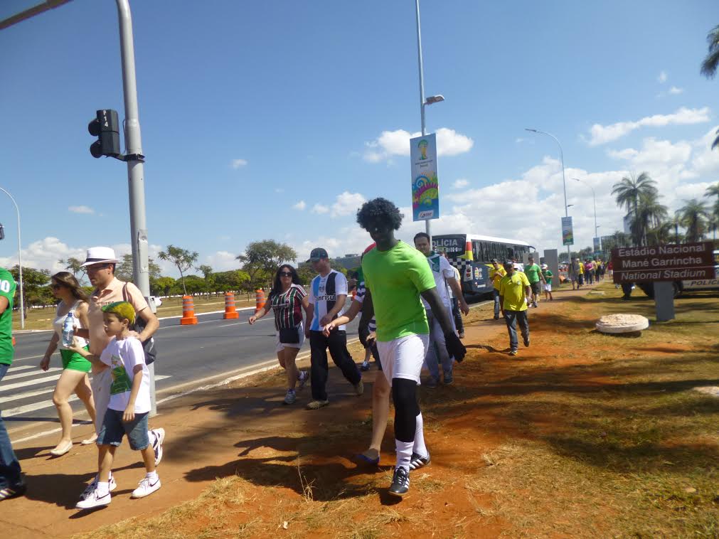Copa 2014: Atrasadinhos formam fila no Mané Garrincha